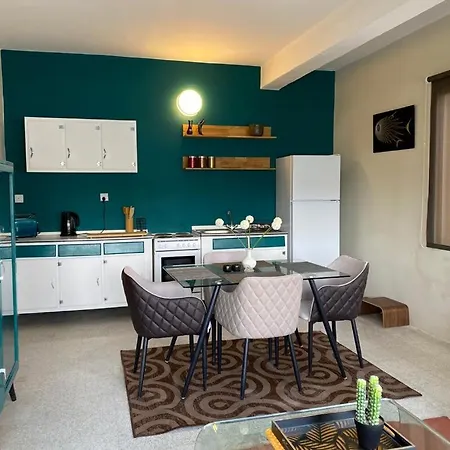 Appartement A Sea View Maisonette Right On The Waters Edge.