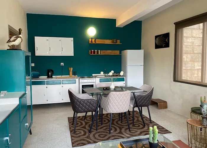 Appartement A Sea View Maisonette Right On The Waters Edge.