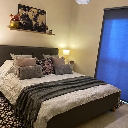 A Sea View Maisonette Right On The Waters Edge. Apartment St. Paul's Bay